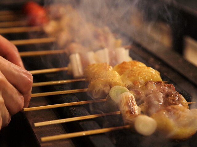 焼き場で串を焼き上げる手元