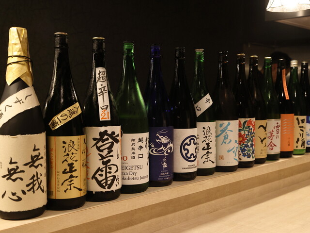 店内に並ぶ日本酒のボトル